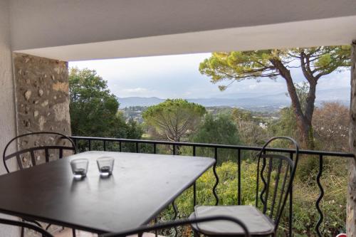 uma mesa e cadeiras numa varanda com vista em Mougins Collection - Maisonnette Authentique - Vieux Village de Mougins em Mougins