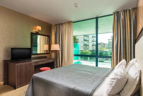 Televisyen dan/atau pusat hiburan di Hotel Primorsko Del Sol