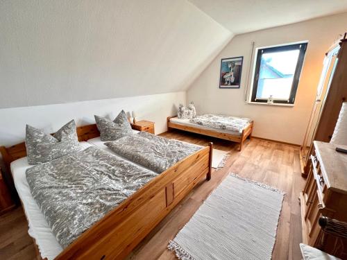 سرير أو أسرّة في غرفة في Ferienhaus Elisabeth-Erzgebirge