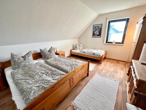 a bedroom with two beds and a window at Ferienhaus Elisabeth-Erzgebirge in Olbernhau