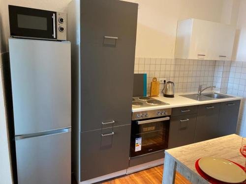 a kitchen with a refrigerator and a sink at ***Übernacht24*** Zentrale Wohnung in Gelsenkirchen in Gelsenkirchen