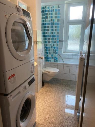 a bathroom with a washing machine and a toilet at ***Übernacht24*** Zentrale Wohnung in Gelsenkirchen in Gelsenkirchen