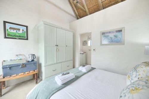 Una cama o camas en una habitación de Zuidste Huisie Fisherman's Cottage
