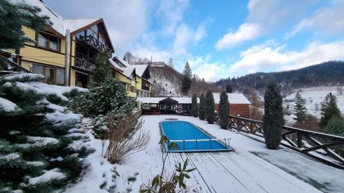 a house with a swimming pool in the snow at 12 Місяців-Травень, басейн з підігрівом in Slavske