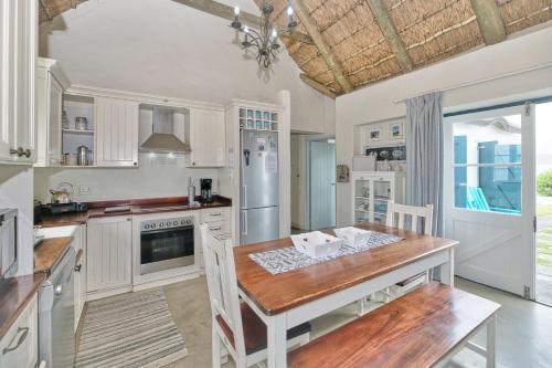 Una cocina o cocineta en Zuidste Huisie Fisherman's Cottage