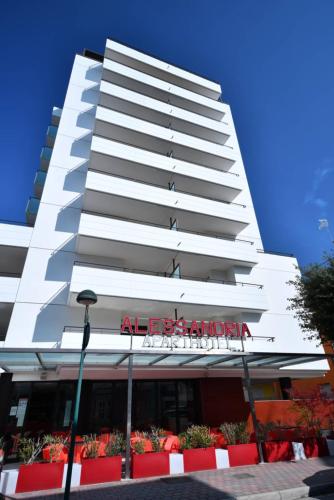 リニャーノ・サッビアドーロにあるAparthotel Alessandriaの標識が書かれた白い高い建物