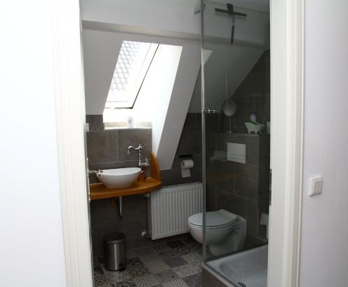 a bathroom with a sink and a toilet and a window at Landlust Unser L ieblingscafe in Xanten