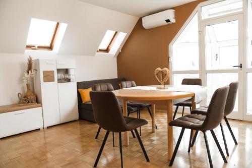 uma cozinha e sala de jantar com mesa e cadeiras em Miadora apartments - Apartma Bela štorklja em Moravske-Toplice