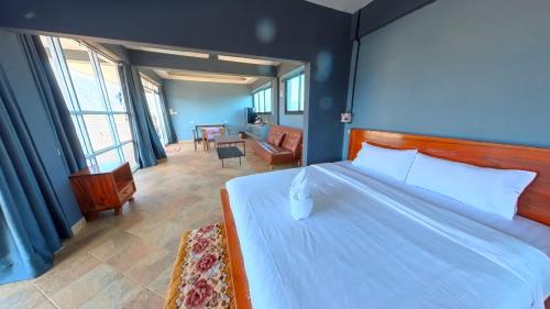 Postel nebo postele na pokoji v ubytování FARAWAY SUITES
