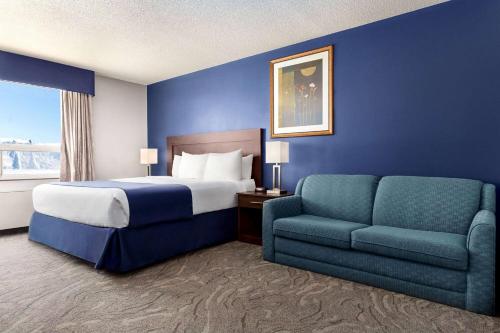 Travelodge by Wyndham Timminsにあるベッド