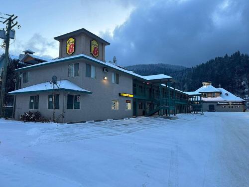 Super 8 by Wyndham Sicamous during the winter