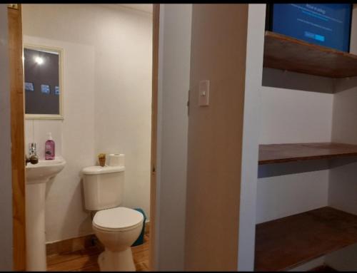 ein Badezimmer mit einem weißen WC und einem Waschbecken in der Unterkunft Arriendo mini departamento en Coquimbo in Coquimbo