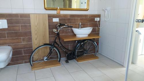 uma bicicleta estacionada ao lado de um lavatório na casa de banho em Landlust Unser L ieblingscafe em Xanten