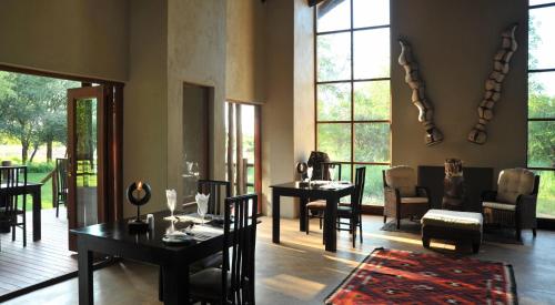 Χώρος καθιστικού στο Black Rhino Game Lodge