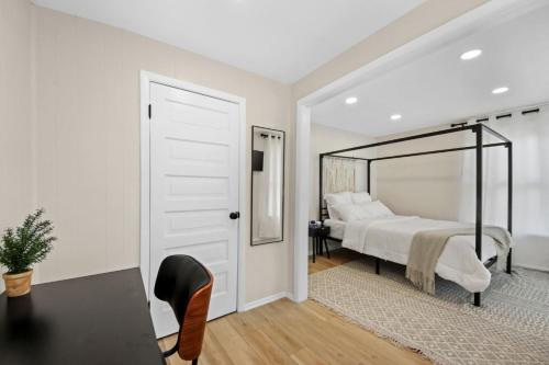 Postel nebo postele na pokoji v ubytování The Lakewood Belle: Family Friendly Home 10 minutes to Downtown!