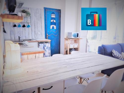 ein Esszimmer mit einem Holztisch und Stühlen in der Unterkunft "Beach Cottage" monolocale vicino alla spiaggia in Chioggia