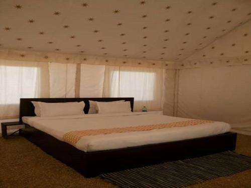 Cama o camas de una habitación en Savi Camps Jaisalmer