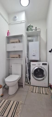 La salle de bains est pourvue de toilettes et d'un lave-linge. dans l'établissement Petit Prince, à Berck-sur-Mer