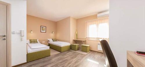 um pequeno quarto com 2 camas e uma janela em Bed & Breakfast Park Gate em Vranje