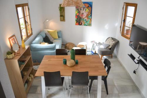 uma sala de estar com uma mesa e um sofá em Casa típica y terraza, maison andalouse, typical house with rooftop em Almuñécar