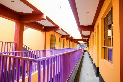 ナイバシャにあるSOUTHLAKE FULLY FURNISHED TWO BEDROOMS APARTMENTSの紫の手すり建築の空廊