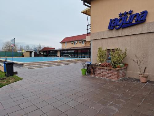 a keedia sign on the side of a building at Motel LAGUNA in Beiuş