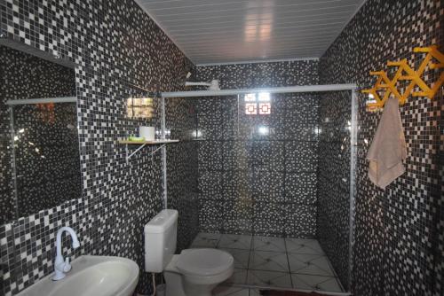 a bathroom with a shower with a toilet and a sink at Casa de Praia Caminho das Indias in Coroa Vermelha
