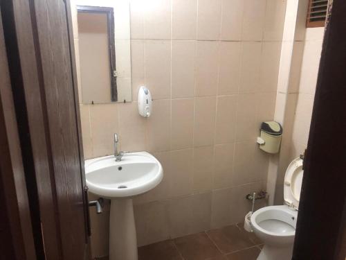 La salle de bains est pourvue d'un lavabo et de toilettes. dans l'établissement DİZLEK PANSİYON, à Antalya