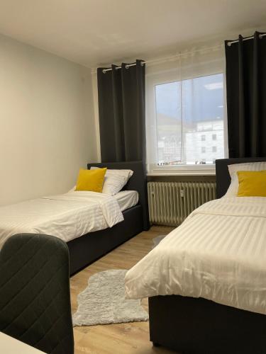 2 Betten in einem Zimmer mit Fenster in der Unterkunft Apartment 33 in Bad Hönningen