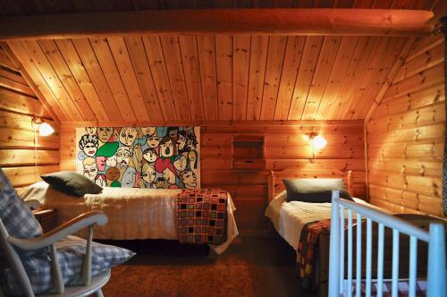 1 dormitorio con 2 camas en una cabaña de madera en Villa Franca Maria en Rättvik