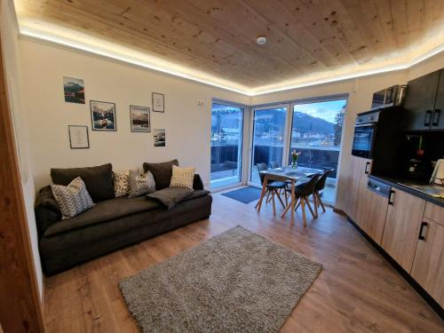 ein Wohnzimmer mit einem Sofa und einem Tisch in der Unterkunft Appartement Lurger in Kirchberg in Tirol