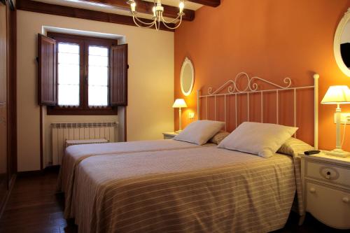 Un dormitorio con una cama grande y una ventana en Casa Rural Juliana, 