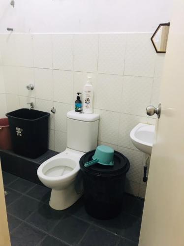 ein Bad mit einem WC und einem Waschbecken in der Unterkunft KADDU Homestay in Kota Kinabalu