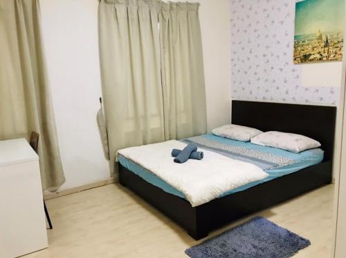 1 Schlafzimmer mit 2 Betten und einem Fenster in der Unterkunft KADDU Homestay in Kota Kinabalu