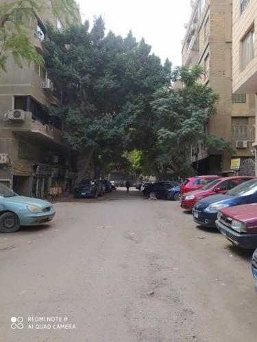 un grupo de autos estacionados en un estacionamiento en النوايف en El Cairo