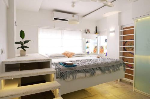 Cama ou camas em um quarto em Top-Floor Oceanfront Designer Condo In Bandra