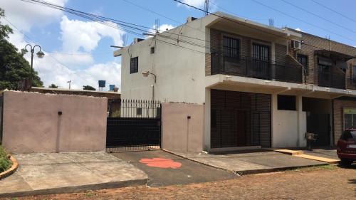 a white house with a gate in front of it at Ciudad del Este - Departamento con 2 habitaciones, Paraguay in Ciudad del Este