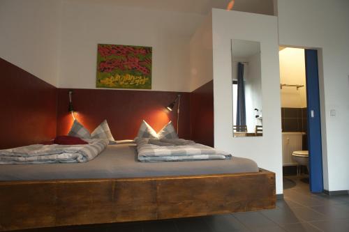 1 cama con cabecero de madera en una habitación en Pension Mädchenkammer, en Berlín