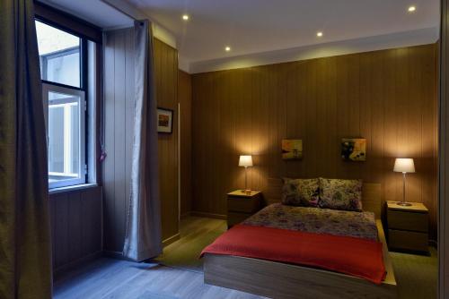 リスボンにあるFLH Bairro Alto - Chiado Spacious Flatの小さなベッドルーム(ベッド1台、窓付)
