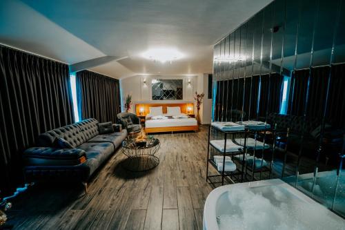 sala de estar con sofá, cama y bañera en Grand Quars Hotel en Avcılar