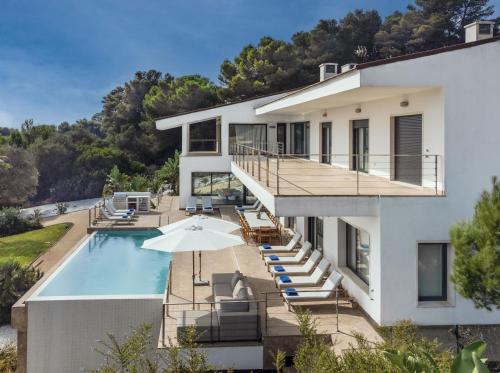 vista aerea di una casa con piscina di Giga - Luxury paradise, complete silence and sea view a San Roque