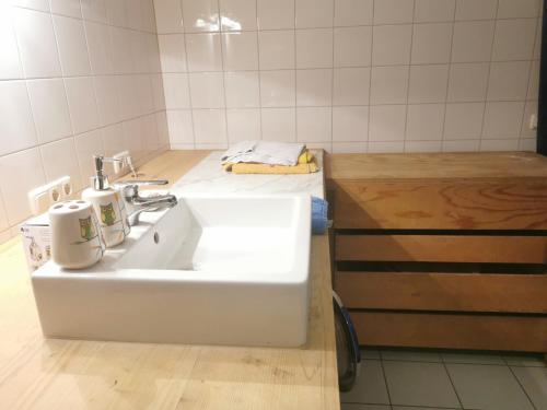 y baño con lavabo blanco y encimera. en Studio Mario, en Alberschwende