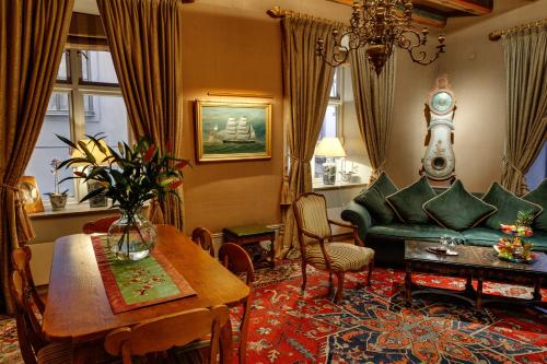 a living room with a table and a green couch at Victory Hotel in Stockholm