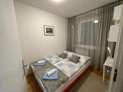 1 dormitorio con 1 cama con toallas en Ami-go/ Blizu zračne luke Zagreb, en Velika Gorica