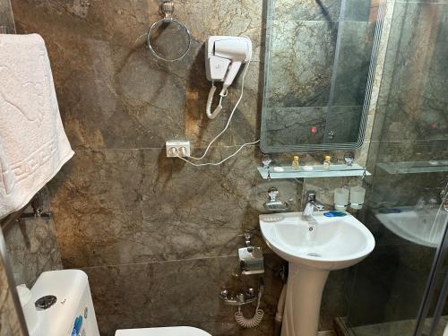 Salle de bains dans l'établissement Rayyan Hotel Samarkand