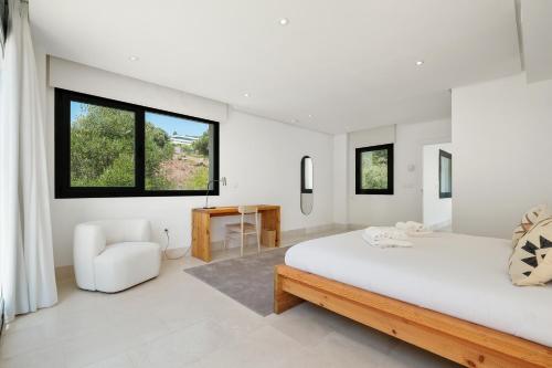 1 dormitorio con 1 cama grande y 1 silla en Giga - Luxury paradise, complete silence and sea view, en San Roque