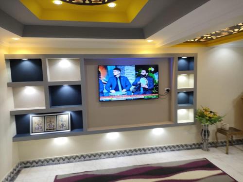 Et tv og/eller underholdning på شقق المنيل