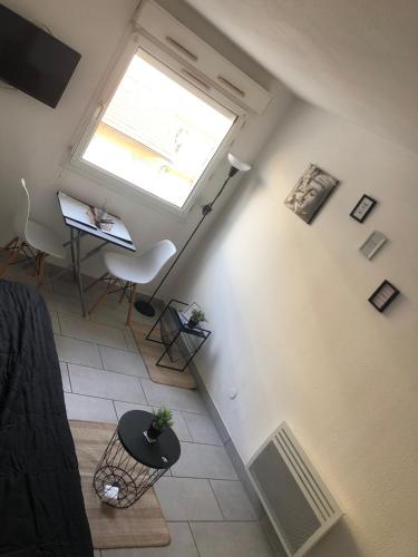 Cette suite offre une vue sur le plafond et dispose d'un salon avec une fenêtre. dans l'établissement Studio quartier du port Nice, à Nice