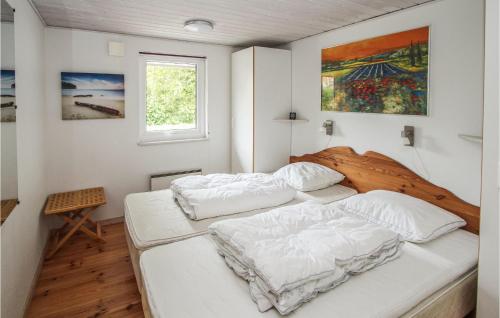um quarto com 2 camas com lençóis brancos e uma janela em Awesome Home In Sams With Wifi em Nordby