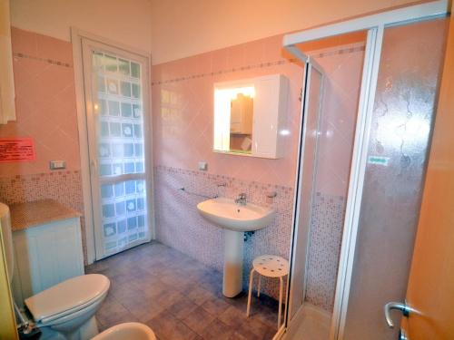 リド・デッレ・ナツィオーニにあるAmerica Appartamento Piano Terraのバスルーム(洗面台、トイレ、シャワー付)